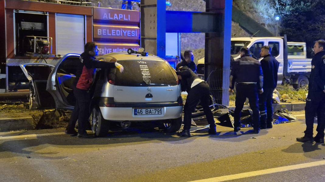 Ereğli Yolu’nda feci kaza! Otomobil üstgeçide saplandı: 2 ölü 4